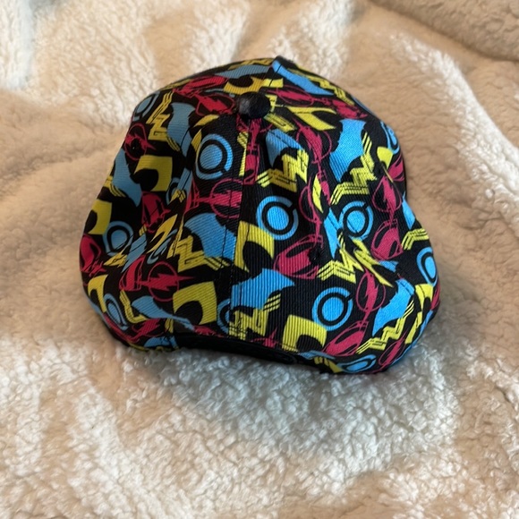 💰🚨CLEARANCE 🚨💰
Justice league hat, very bright colors - Picture 2 of 8